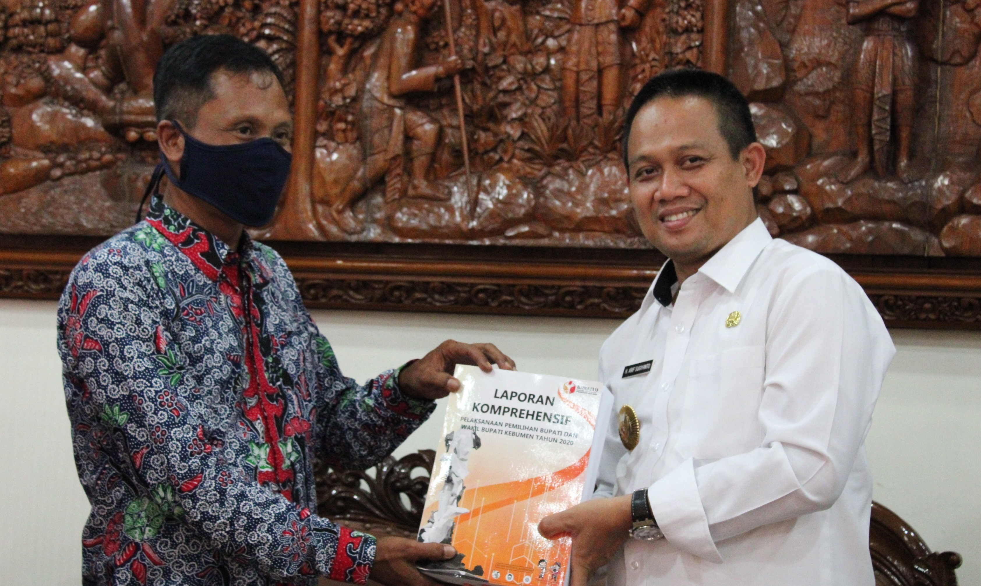 Audiensi Dengan Bupati Kebumen, Bawaslu Serahkan Laporan Penyelenggaraan Pilkada Tahun 2020