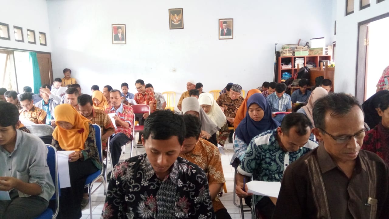 Pengawasan tes tertulis seleksi penerimaan PPS di Kecamatan Pejagoan.
