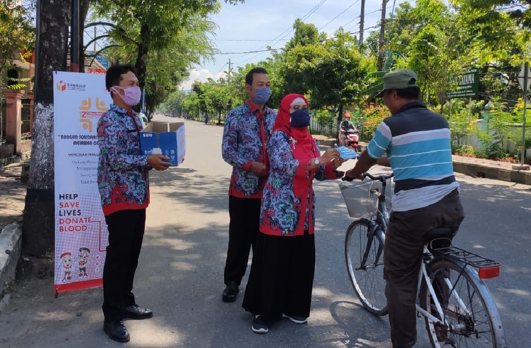 Bawaslu Peduli, Ratusan Masker Dibagikan….
