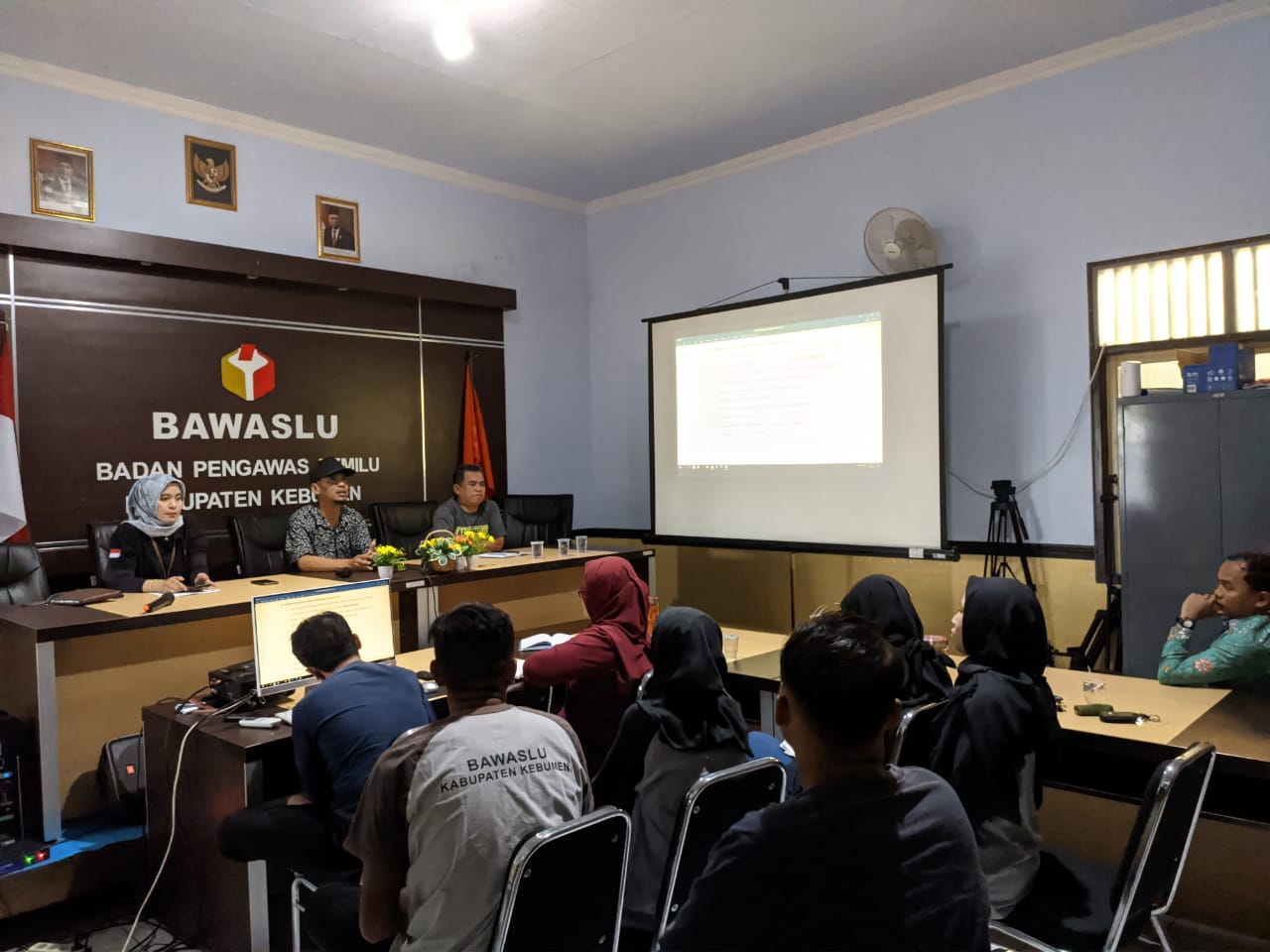 <a href="https://panwaskebumenkab.wordpress.com/2023/01/18/awali-tahun-2023-bawaslu-kebumen-susun-program-kerja-kehumasan/">AWALI TAHUN 2023 BAWASLU KEBUMEN SUSUN PROGRAM KERJA KEHUMASA</a>