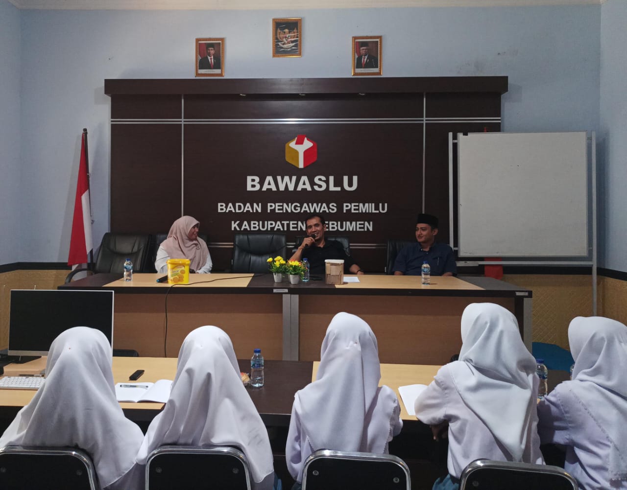 Kunjungan Pendidikan Siswa-Siswi MA An-Nawawi 03 ke Bawaslu Kebumen