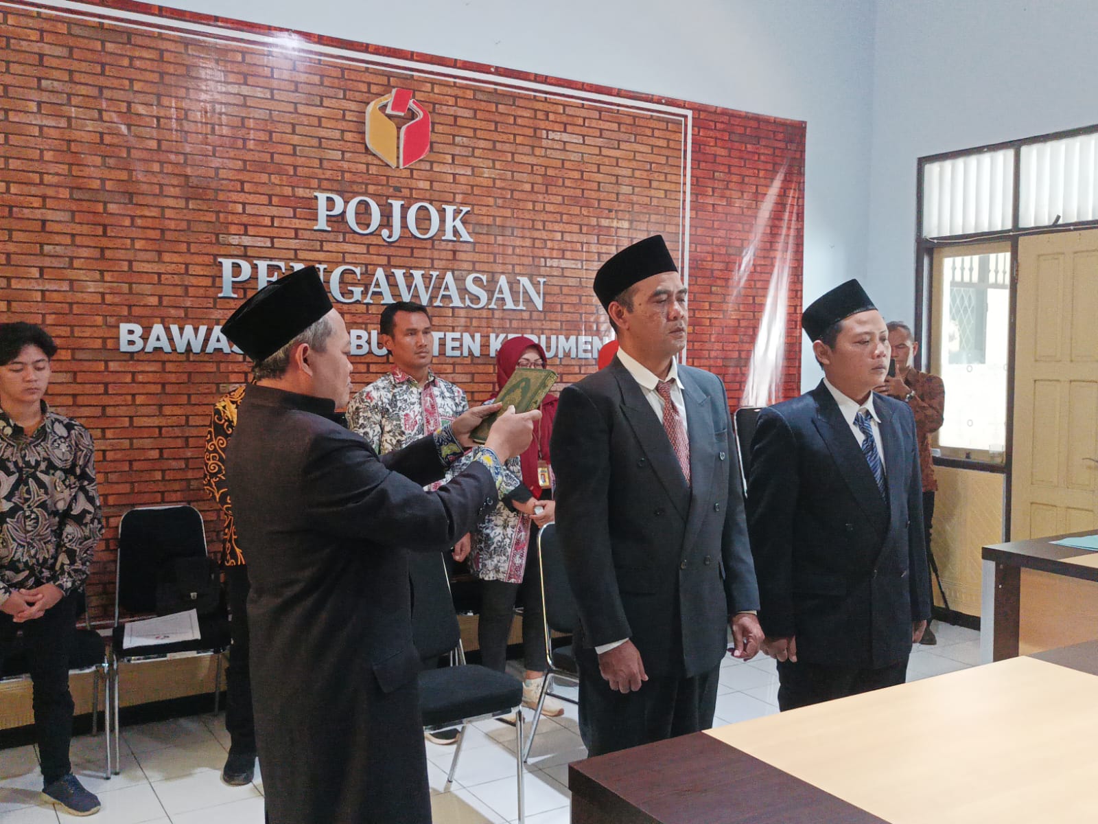 Bawaslu Kabupaten Kebumen Melantik PAW Panwascam Klirong dan Puring