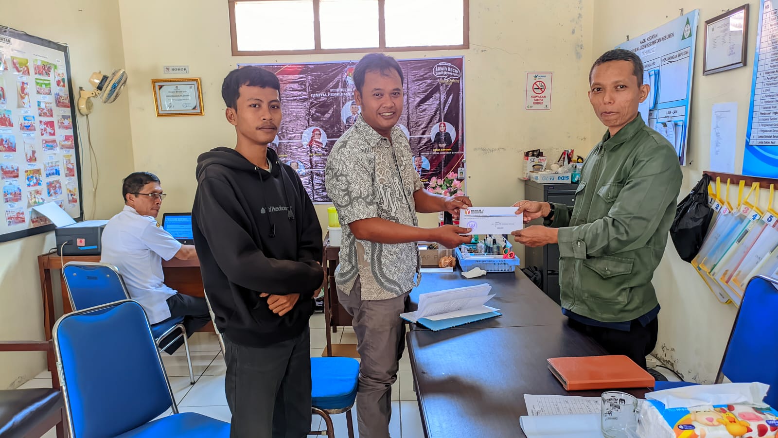 Panwascam Kebumen mengirimkan sarper ke PPK Kebumen