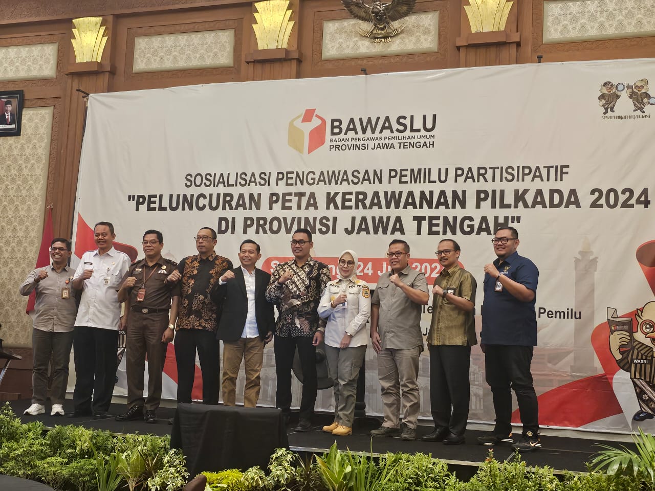 Sesi foto bersama saat acara Launching Peta Kerawanan Pilkada Jateng 2024