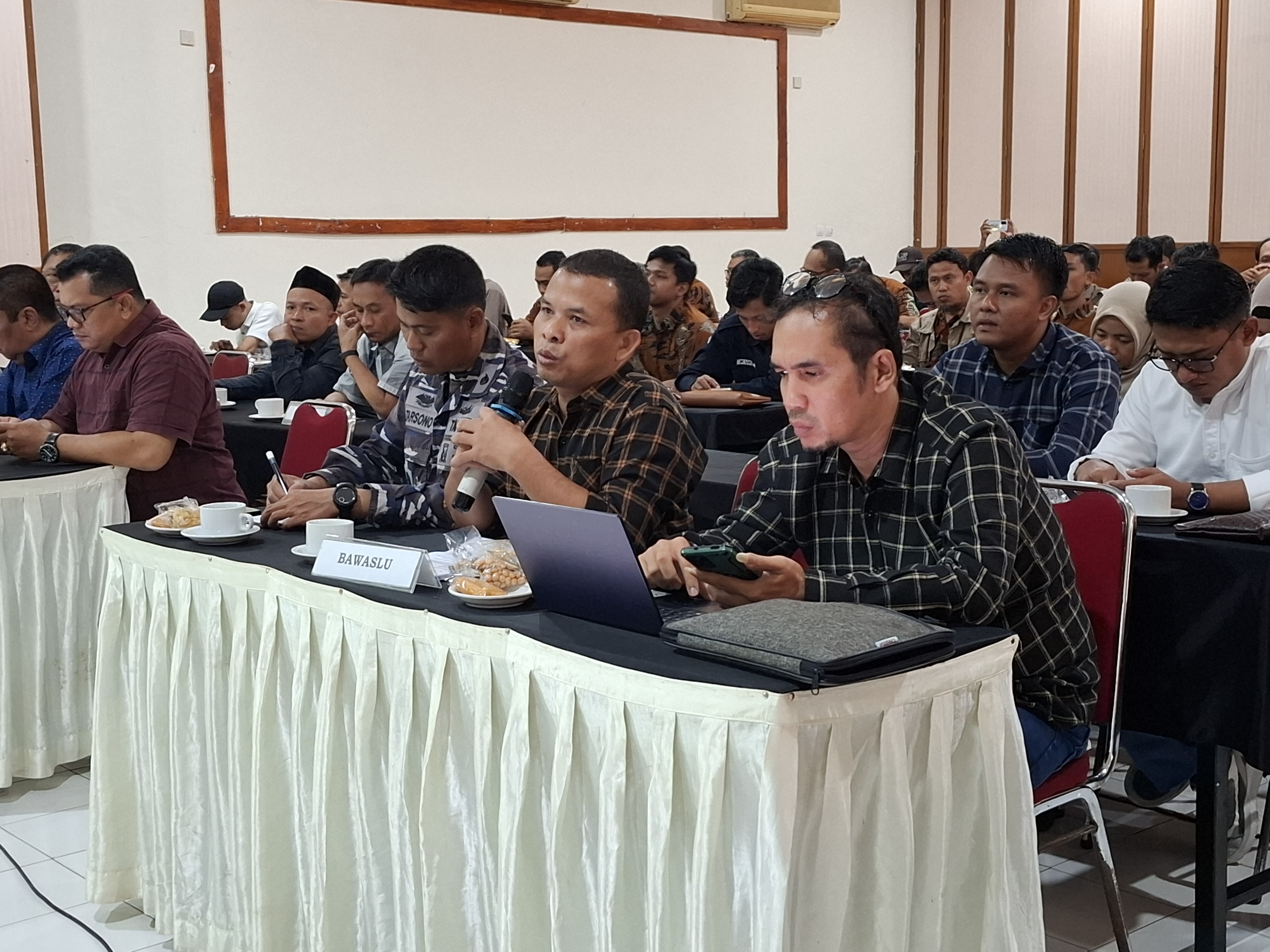 Ketua Bawaslu Kabupaten Kebumen saat memberikan saran masukan