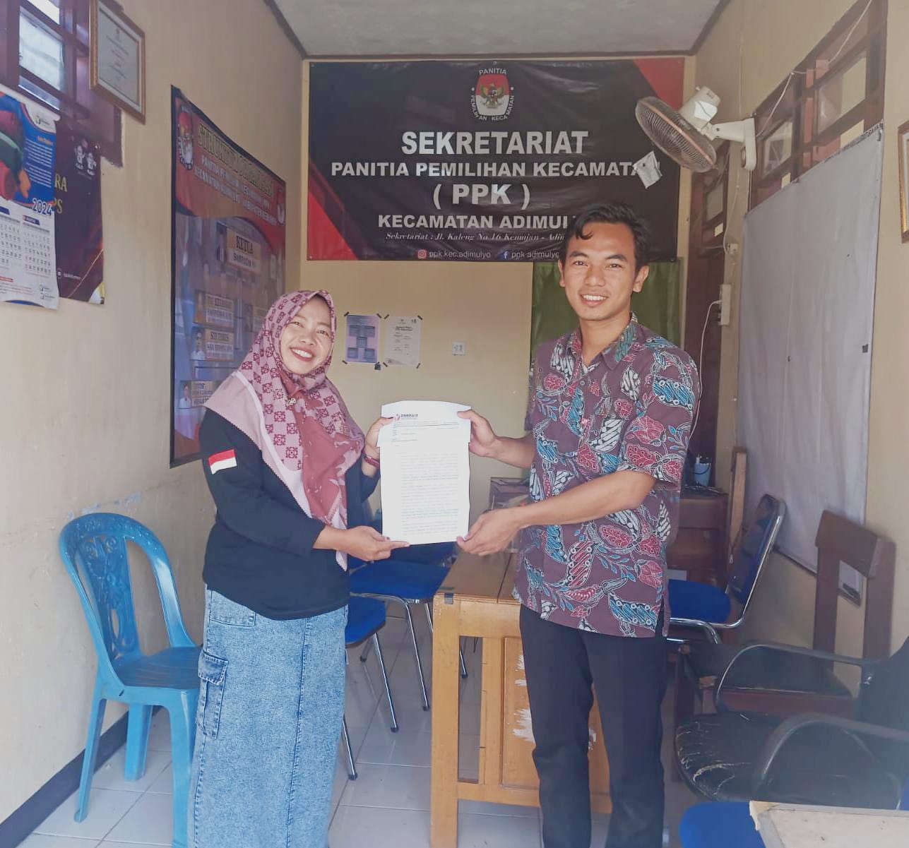 Salah satu Panwaslu Kecamatan di Kebumen menyerahkan imbauan tertulis ke PPK setempat