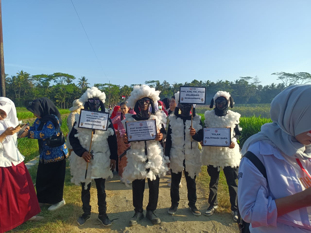 Panwaslu Kecamatan Petanahan mengenakan kostum agar lebih menarik saat melakukan soswatif pada warga