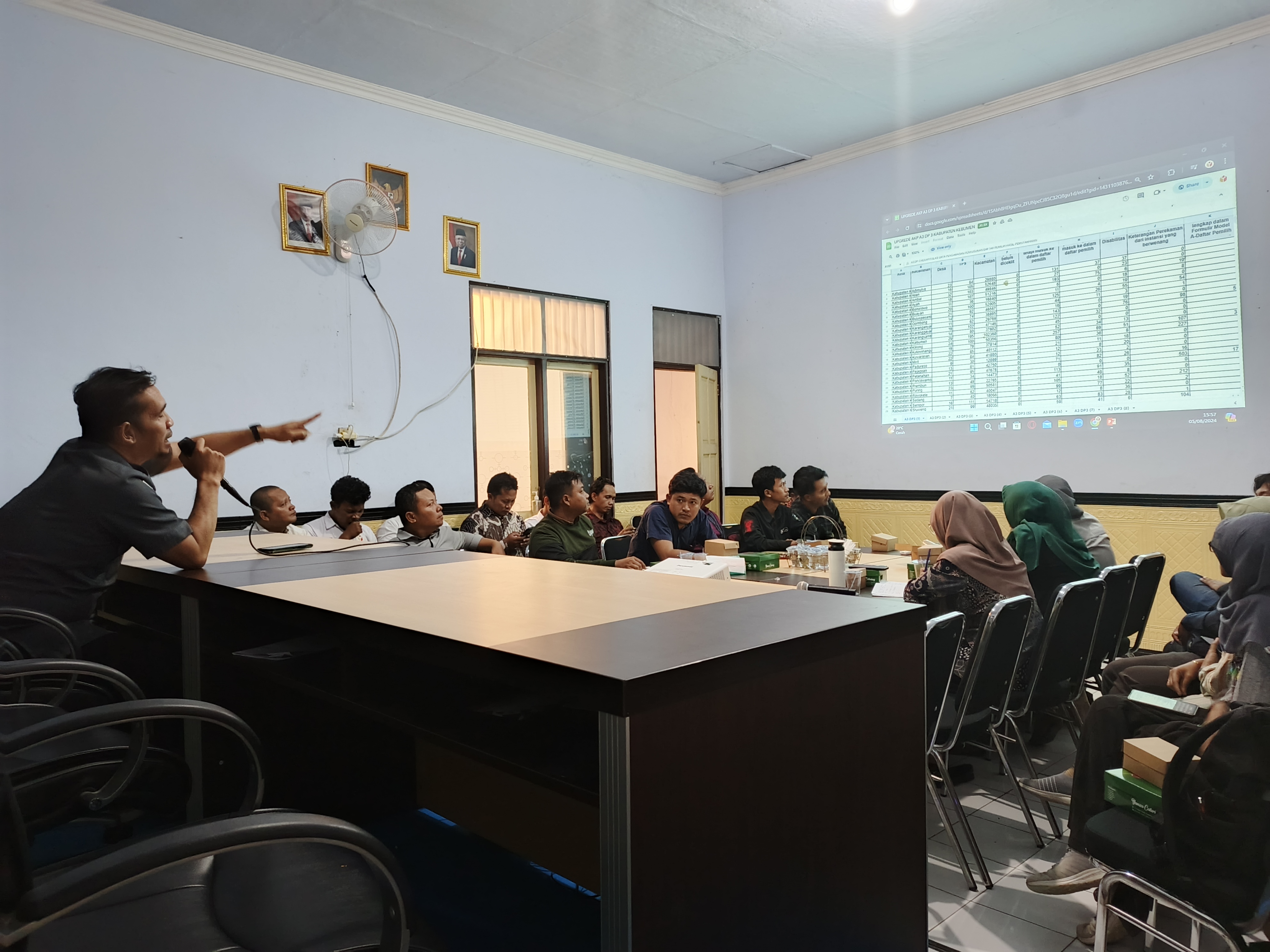 Badruzzaman saat memimpin rapat pengisian AKP