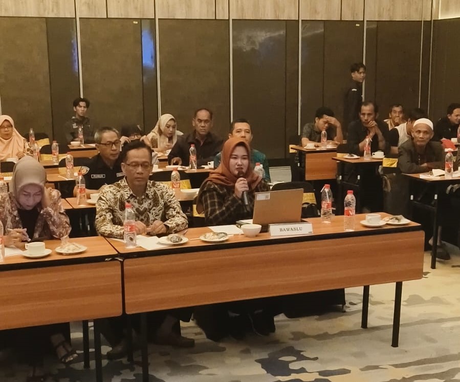Eka Rohmawati saat menghadiri undangan KPU Kabupaten Kebumen dalam kegiatan Rapat Koordinasi Persiapan Pendaftaran Bakal Calon Bupati dan Wakil Bupati Kebumen dengan Stakeholder dan Partai Politik dalam Pemilihan Tahun 2024 tanggal 24 Agustus 2024 di Ruang Dharmawangsa