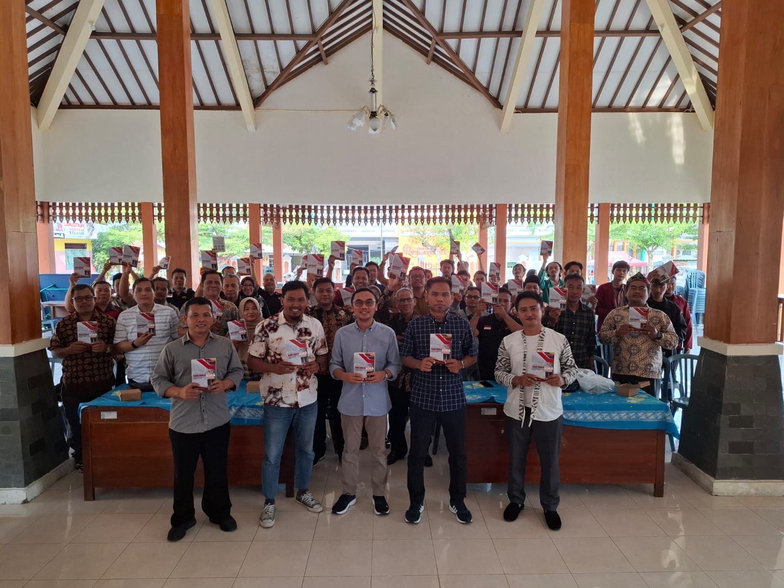 Sesi foto bersama saat peluncurkan Buku 'Pengawas Adhoc Ujung Tombak' Pemilu 2024