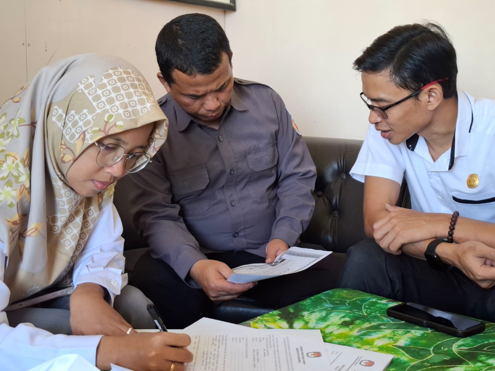 Ketua Bawaslu Kebumen, Amin Yasir saat melakukan pengawasan verifikasi ijazah salah satu bapaslon Bupati dan Wakil Bupati Kabupaten Kebumen