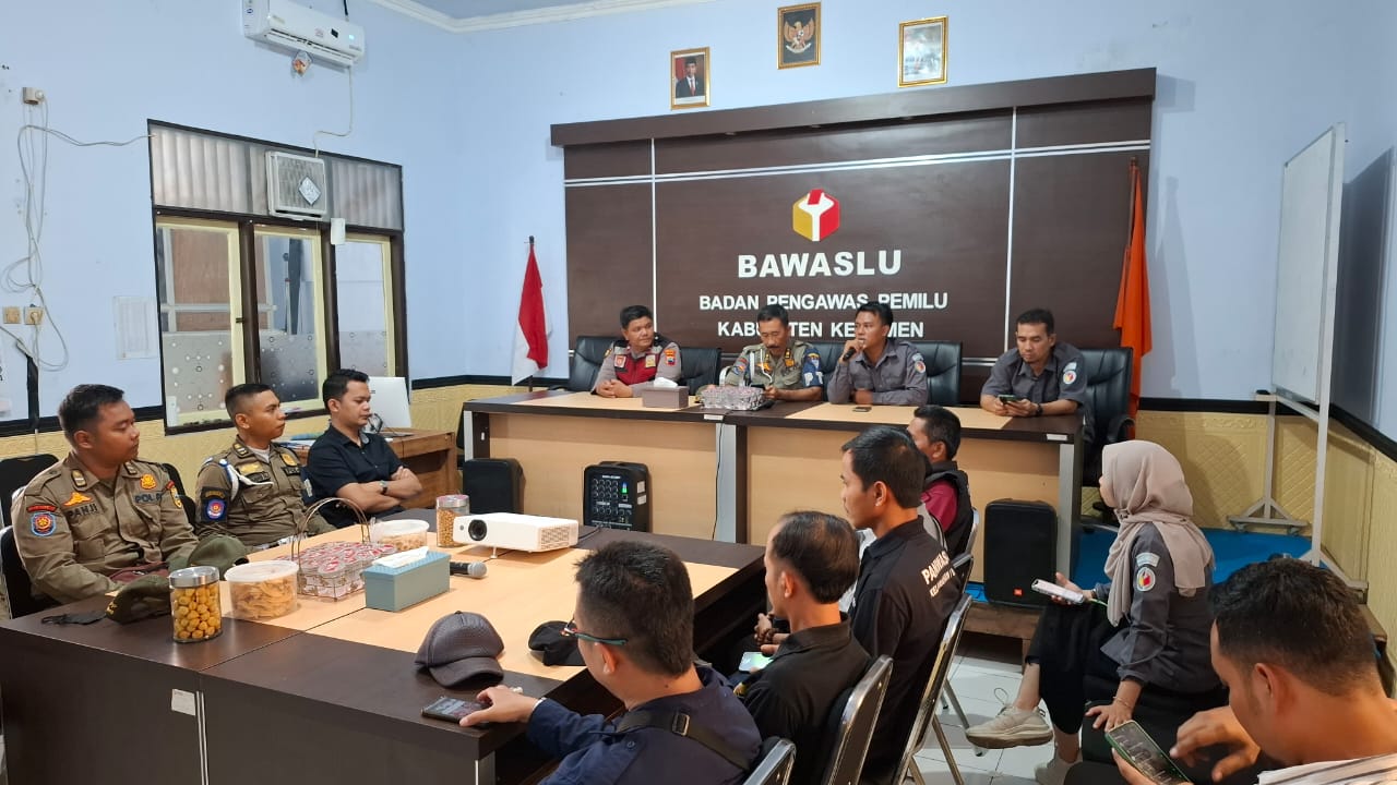 Hari Ini Bawaslu Kebumen Turunkan Alat Peraga Obyek Sengketa