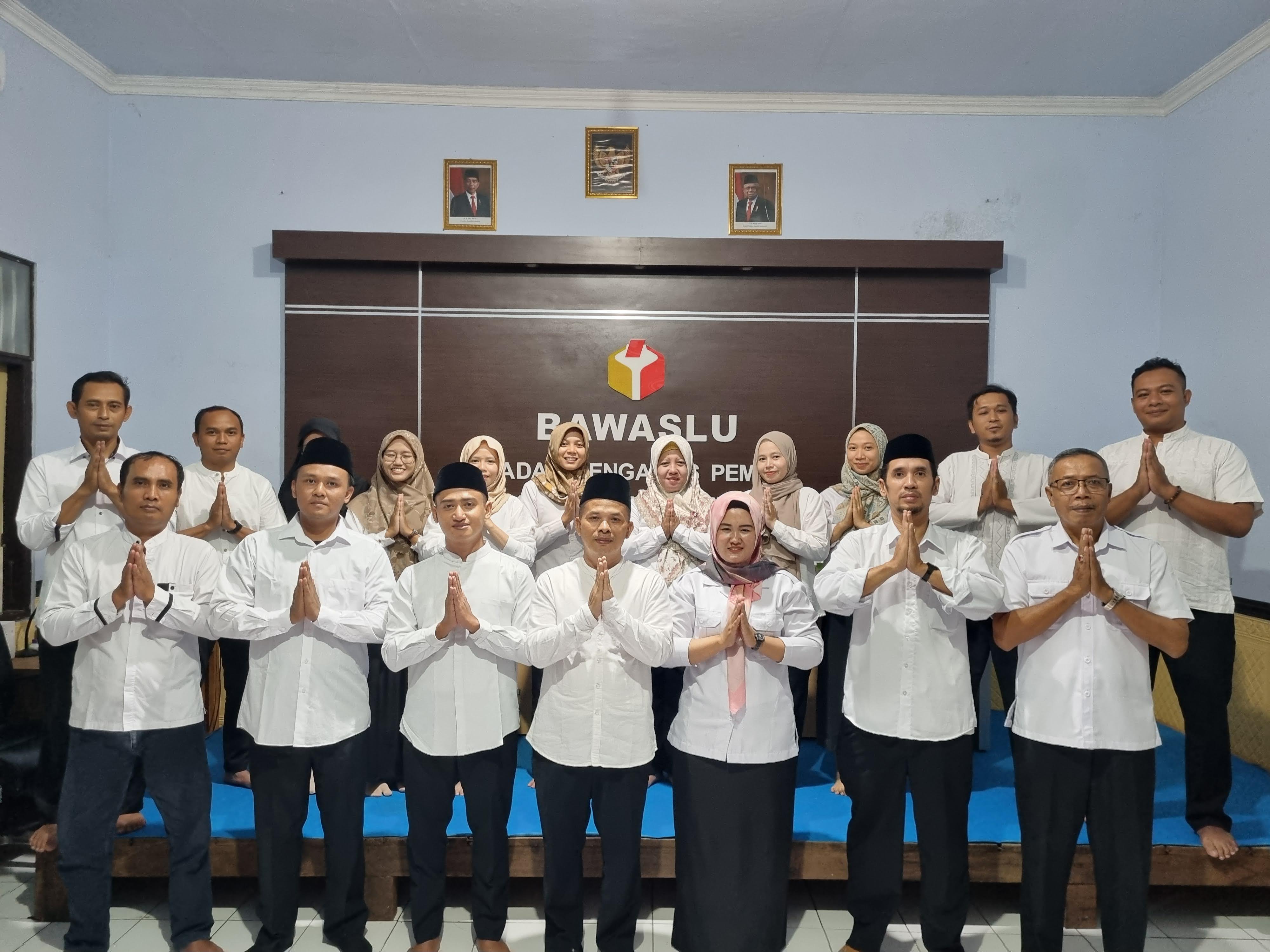 Foto Bersama Bawaslu Kebumen