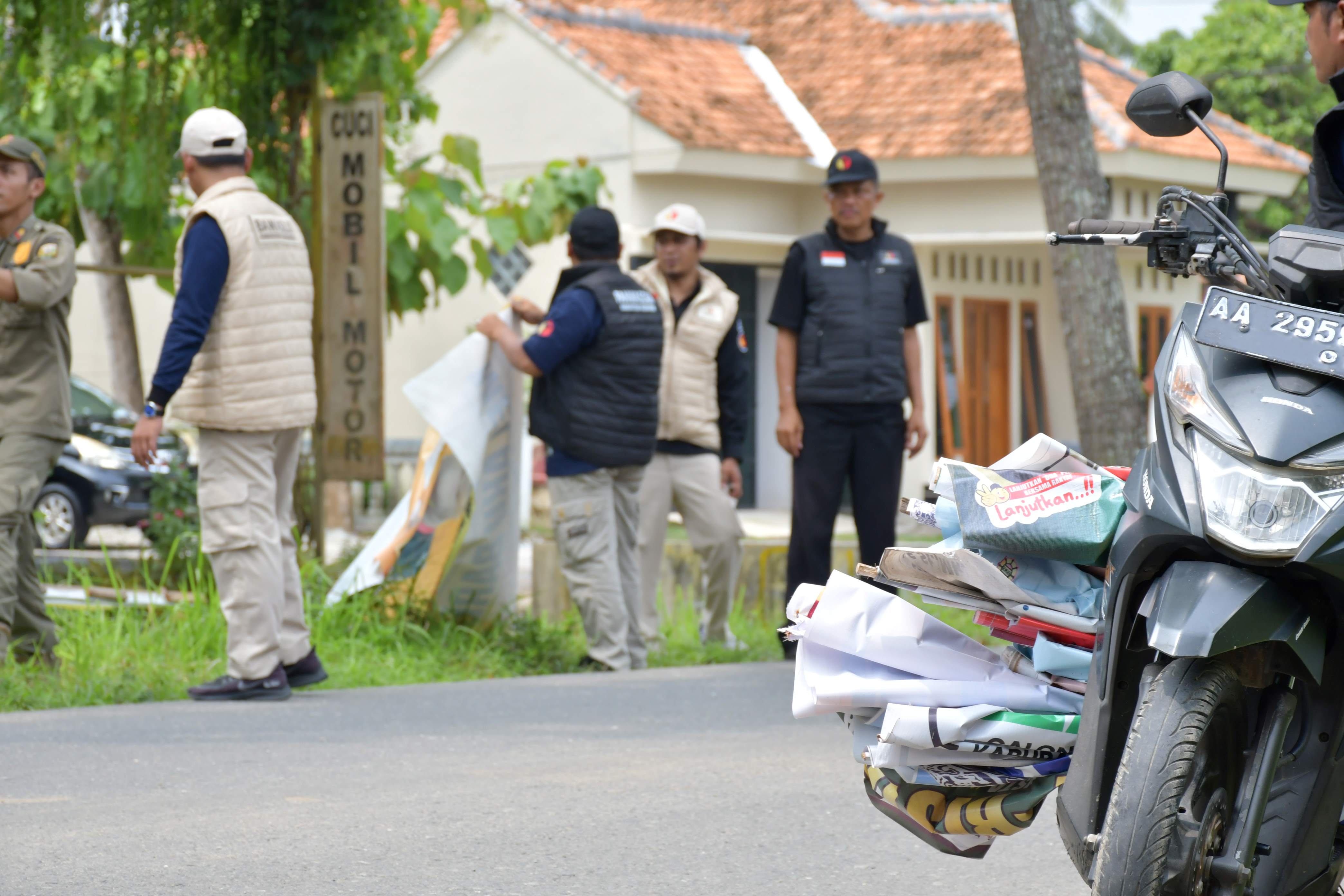 Bawaslu bersihkan APK di masa tenang