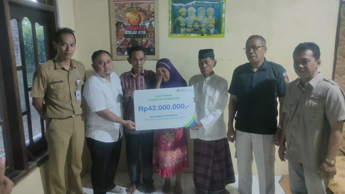 Bawaslu dan BPJS Tenaga Kerja Kabupaten Kebumen serahkan santunan kepada Ahli Waris PKD Sirnoboyo