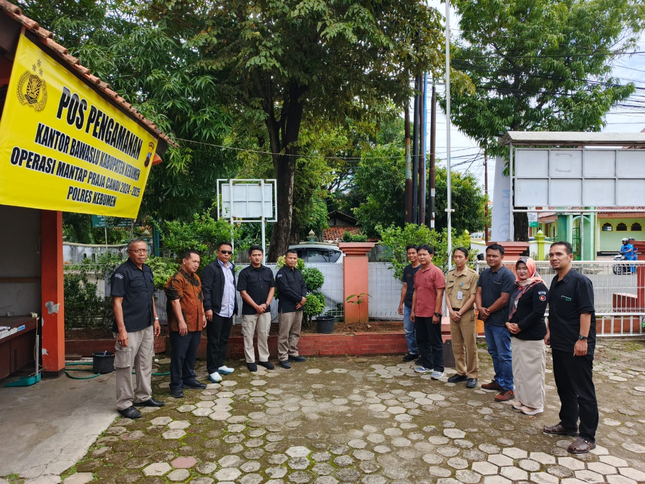 Sesi foto bersama penanaman pohon