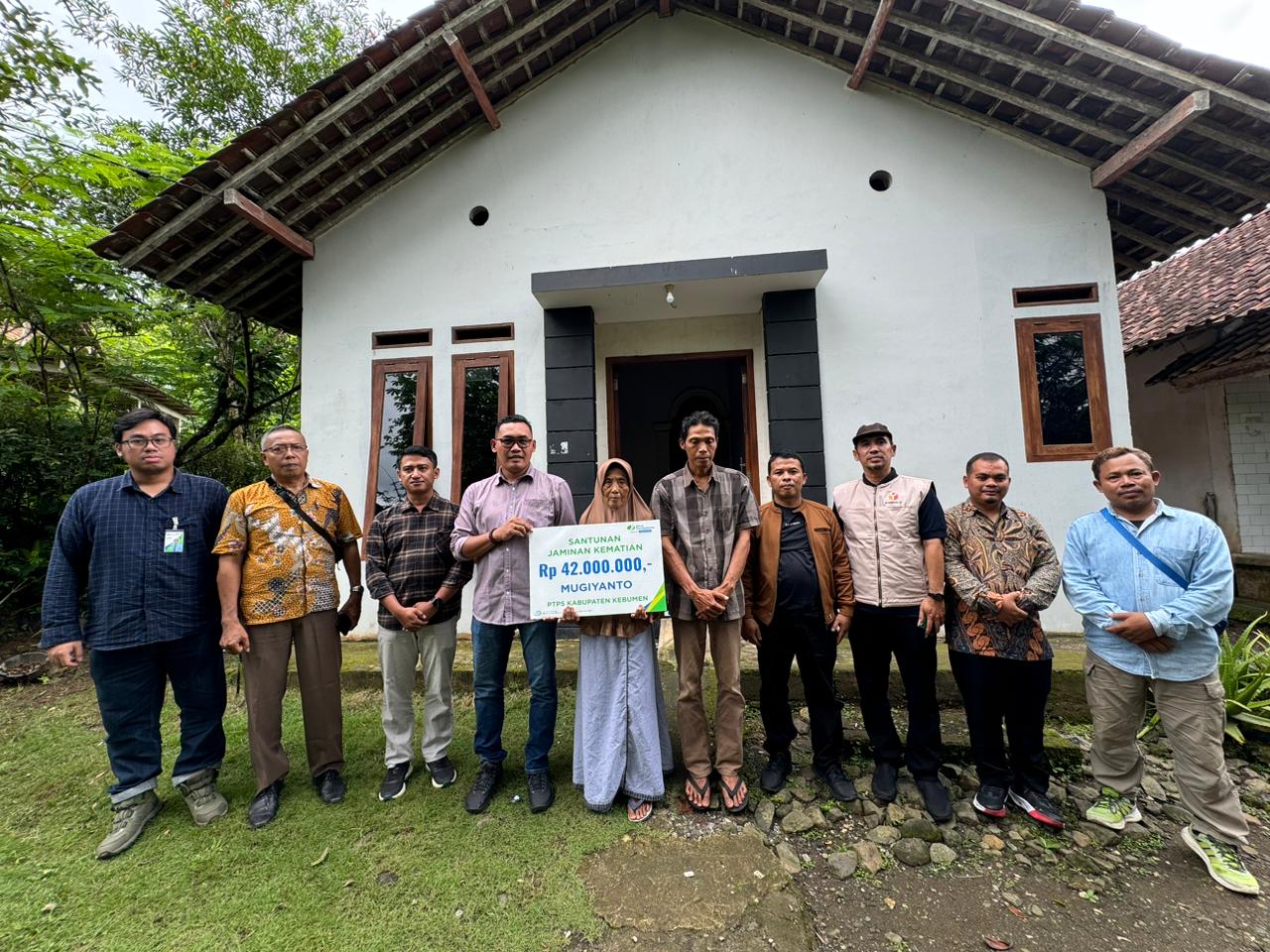 Penyerahan Santunan Kepada Keluarga Pengawas TPS Yang Wafat