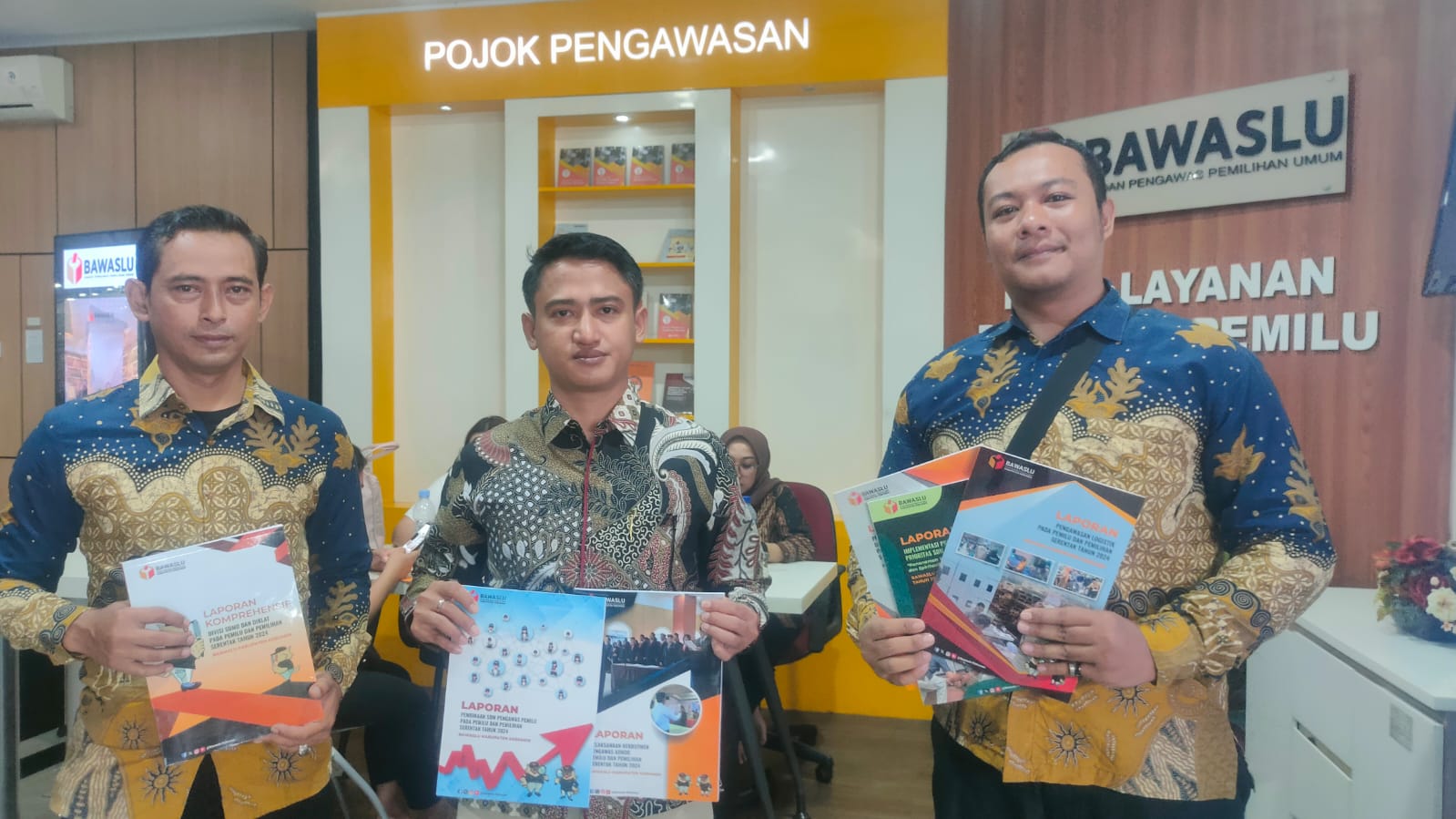 Divisi SDM Serahkan 10 Dokumen Laporan Ke Bawaslu RI