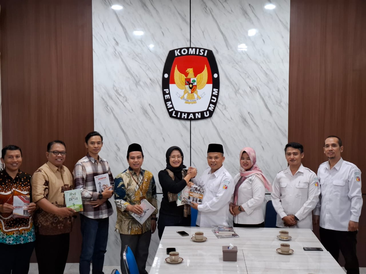 Bawaslu Serahkan 10 Judul Buku untuk Perpustakaan KPU Kebumen