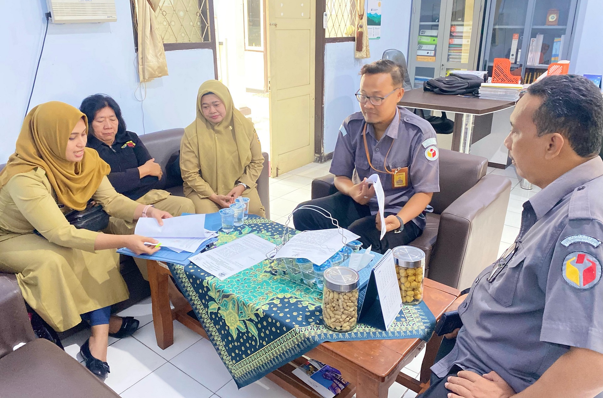 Serahkan SK Perpanjangan Pinjam Pakai Kantor Bentuk Kolaborasi Pemprov Jateng dan Bawaslu Kebumen