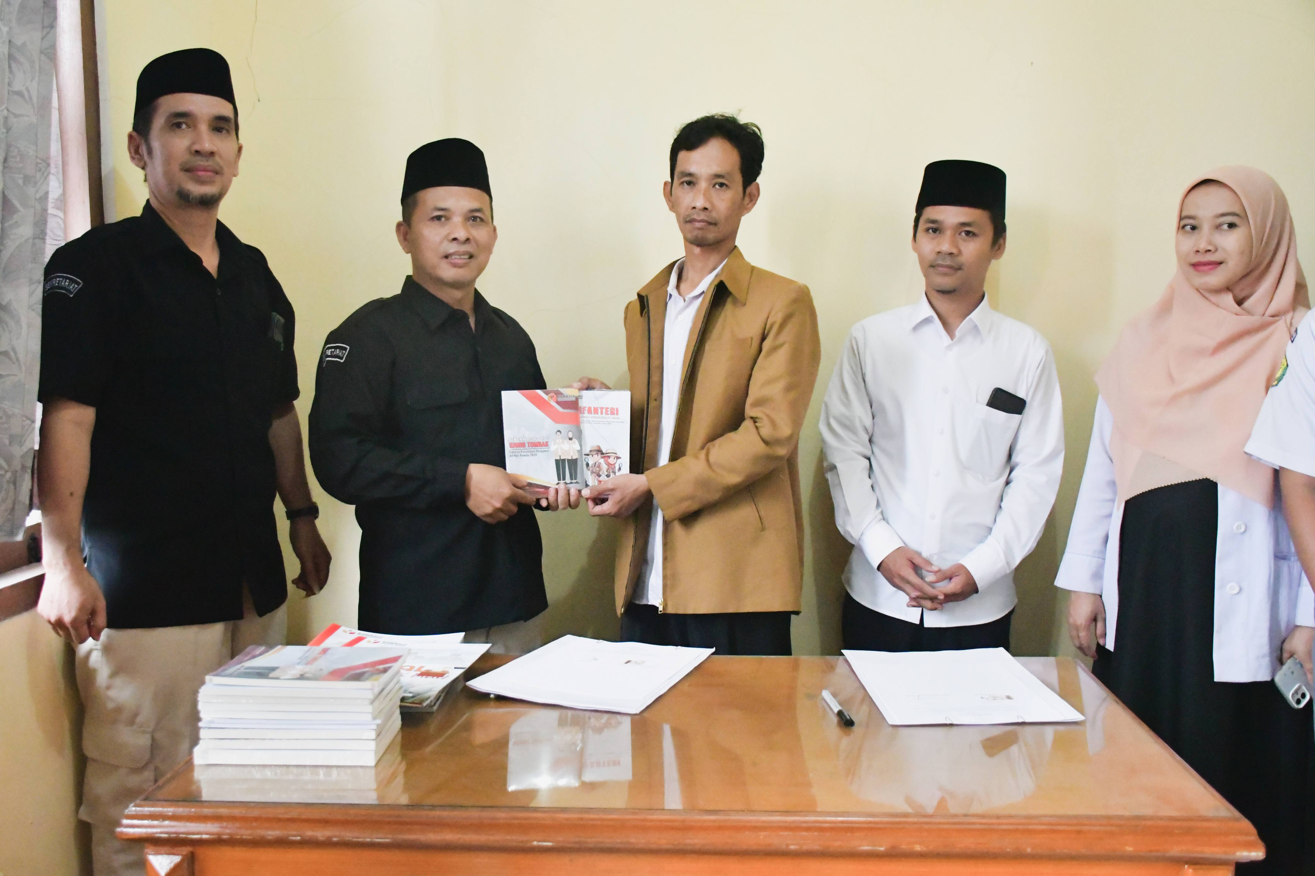 Bawaslu Hibahkan Buku ke MA An Nawawi 03 Kebumen