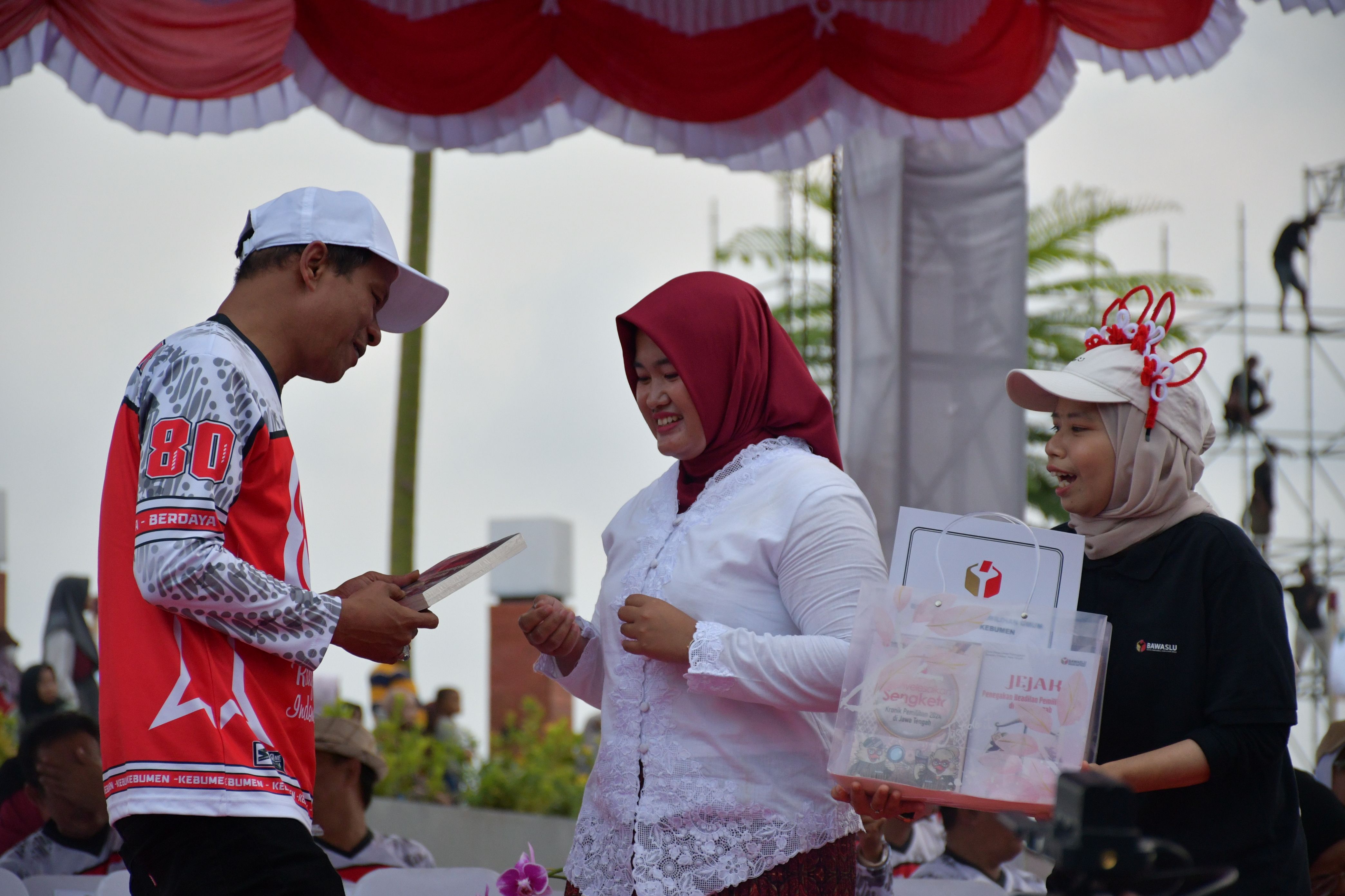 Bawaslu Kebumen Berikan 8 Judul Buku Kepada Bupati Kebumen