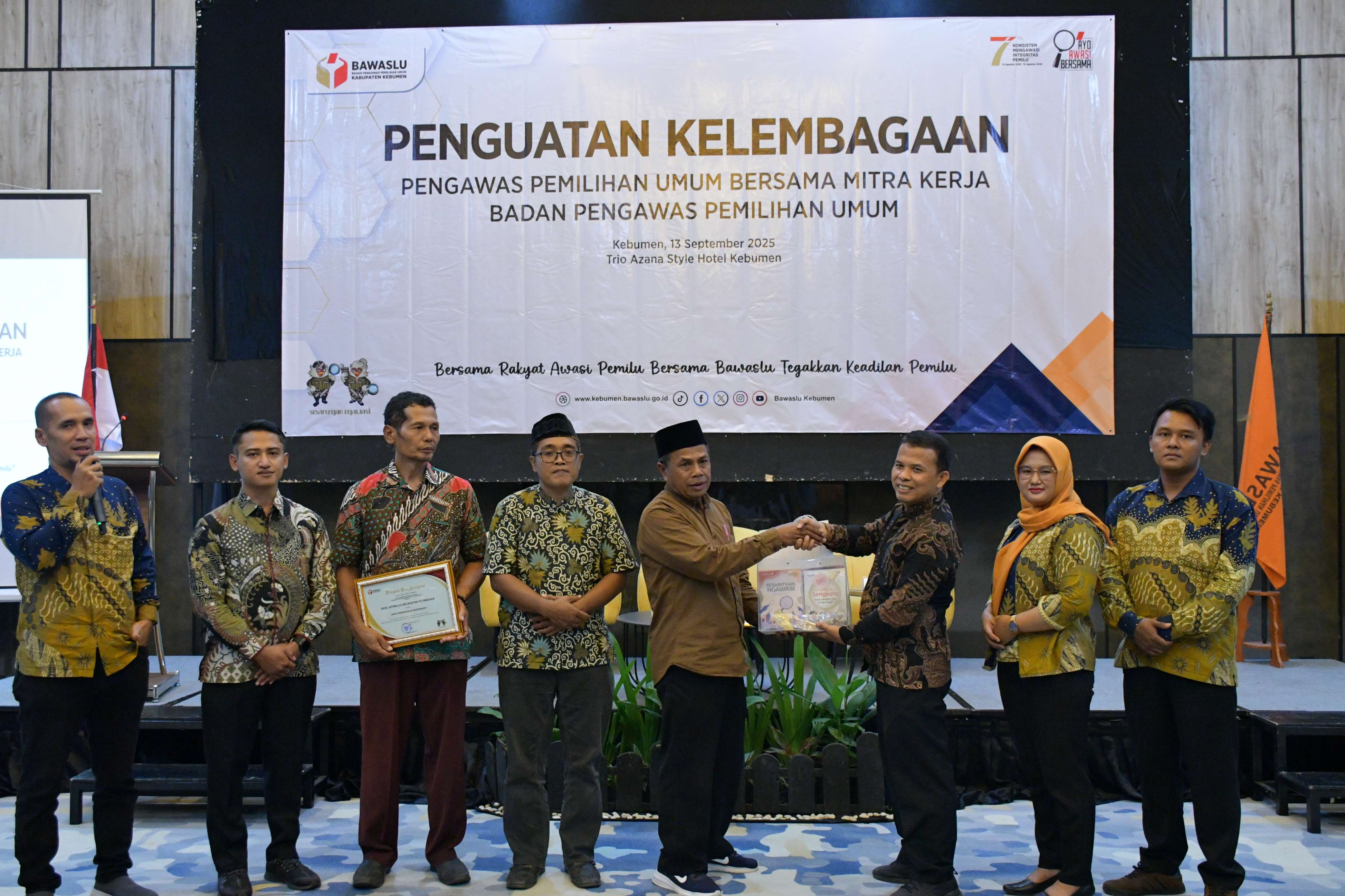 Bawaslu Kebumen Hibahkan Buku-Buku Literasi Demokrasi untuk Perpustakaan 3 Desa