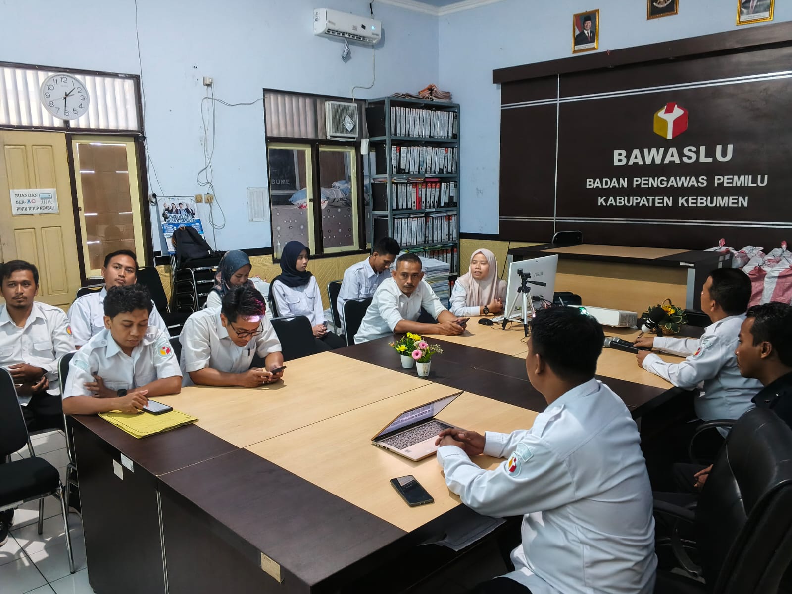 Divisi PP dan Datin Bawaslu Kebumen Gelar Forum Diskusi Penguatan Kapasitas SDM