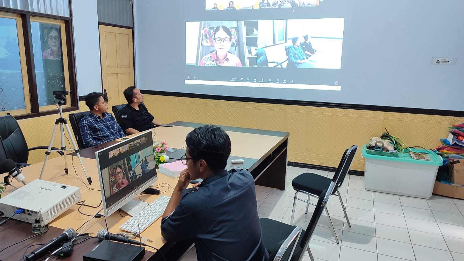 Pimpinan dan Sekretariat Bawaslu Kebumen Ikuti Sosialisasi Anti Korupsi: Bangun Kesadaran Dan Integritas dari Diri Sendiri