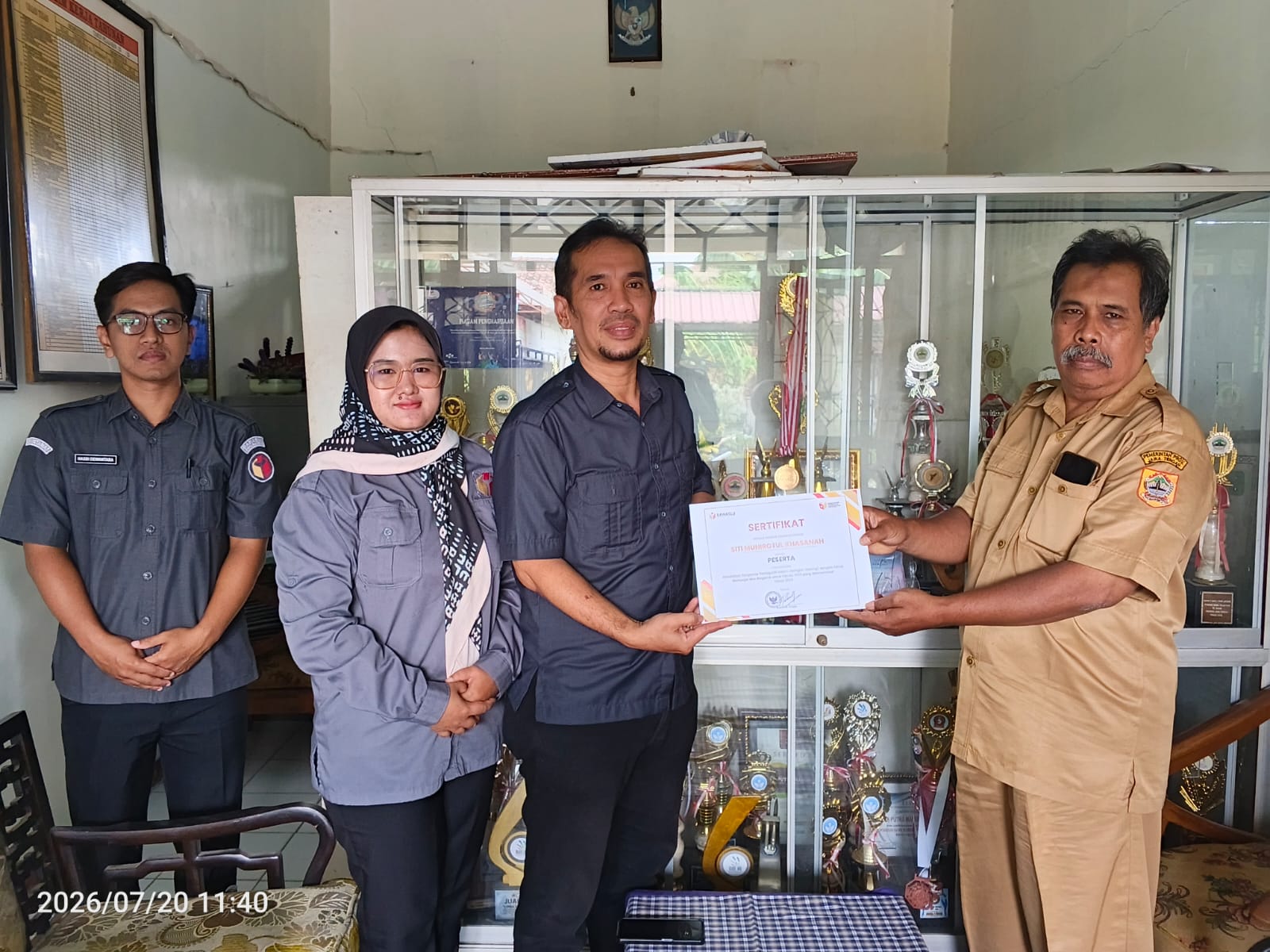 Penyerahkan sertifikat untuk siswa yang mengikuti kegiatan Pendidikan Pengawas Partisipatif (P2P)  SLB Putra Manunggal Gombong