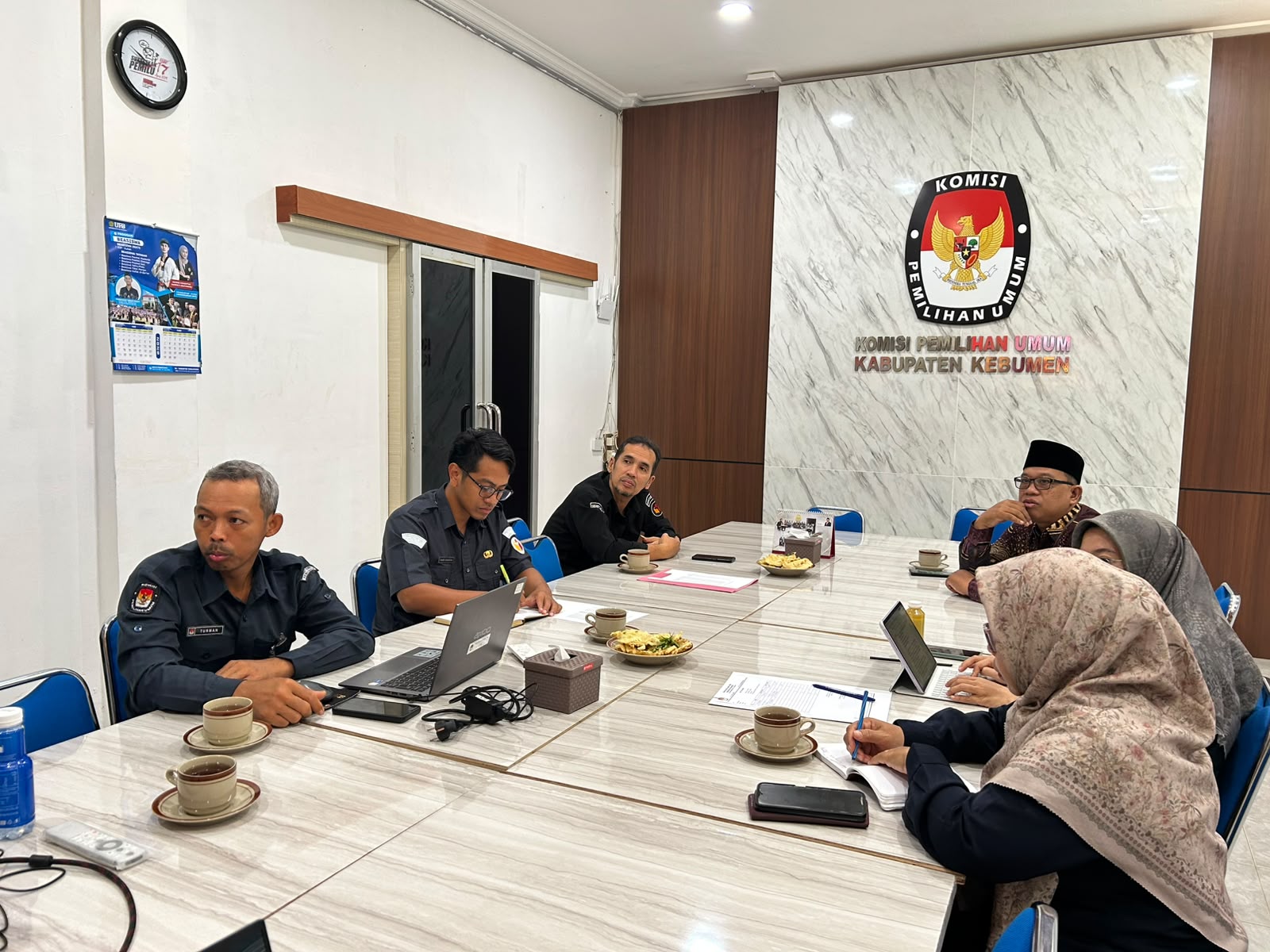 Anggota Bawaslu Kebumen mengikuti Singkronisasi Data dalam Pemutakhiran Data Pemilih Berkelanjutan (PDPB) Triwulan II Tahun 2026 di Aula KPU Kebumen