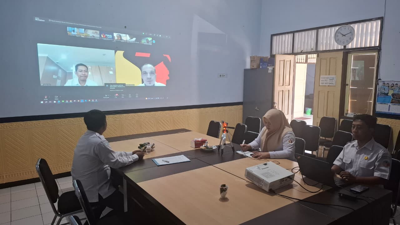 Kordiv PP datin, Kasubbag Hukum Humas Datin dan staff mengikuti zoom sosialisasi Monev KIP Bawaslu RI