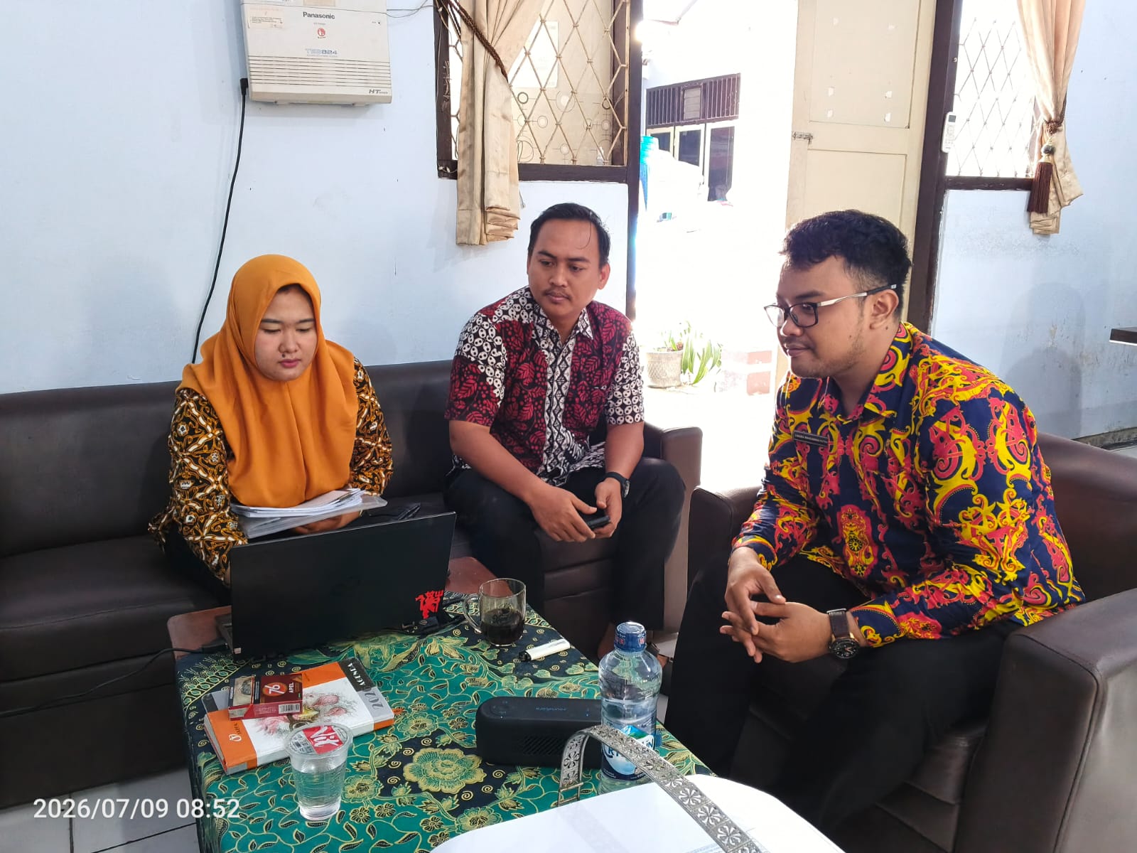 Kordiv, Kasubbag dan staf DIvisi Penyelesaian Sengketa mengikuti zoom evaluasi hasil pengawasan pemutakhiran data Parpol dengan Bawaslu Provinsi.