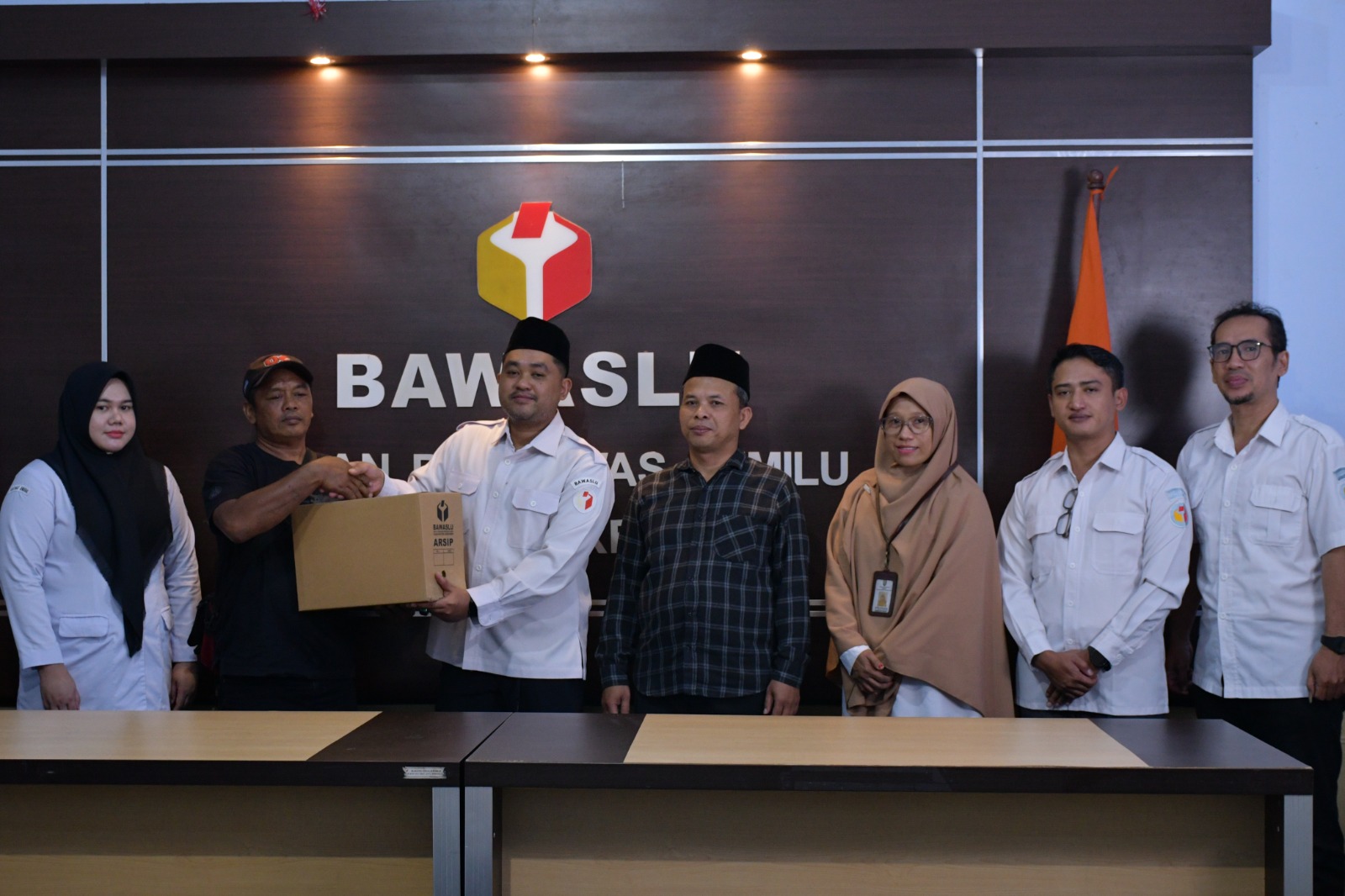 Simbolis serah terima berkas arsip yang akan dimusnahkan