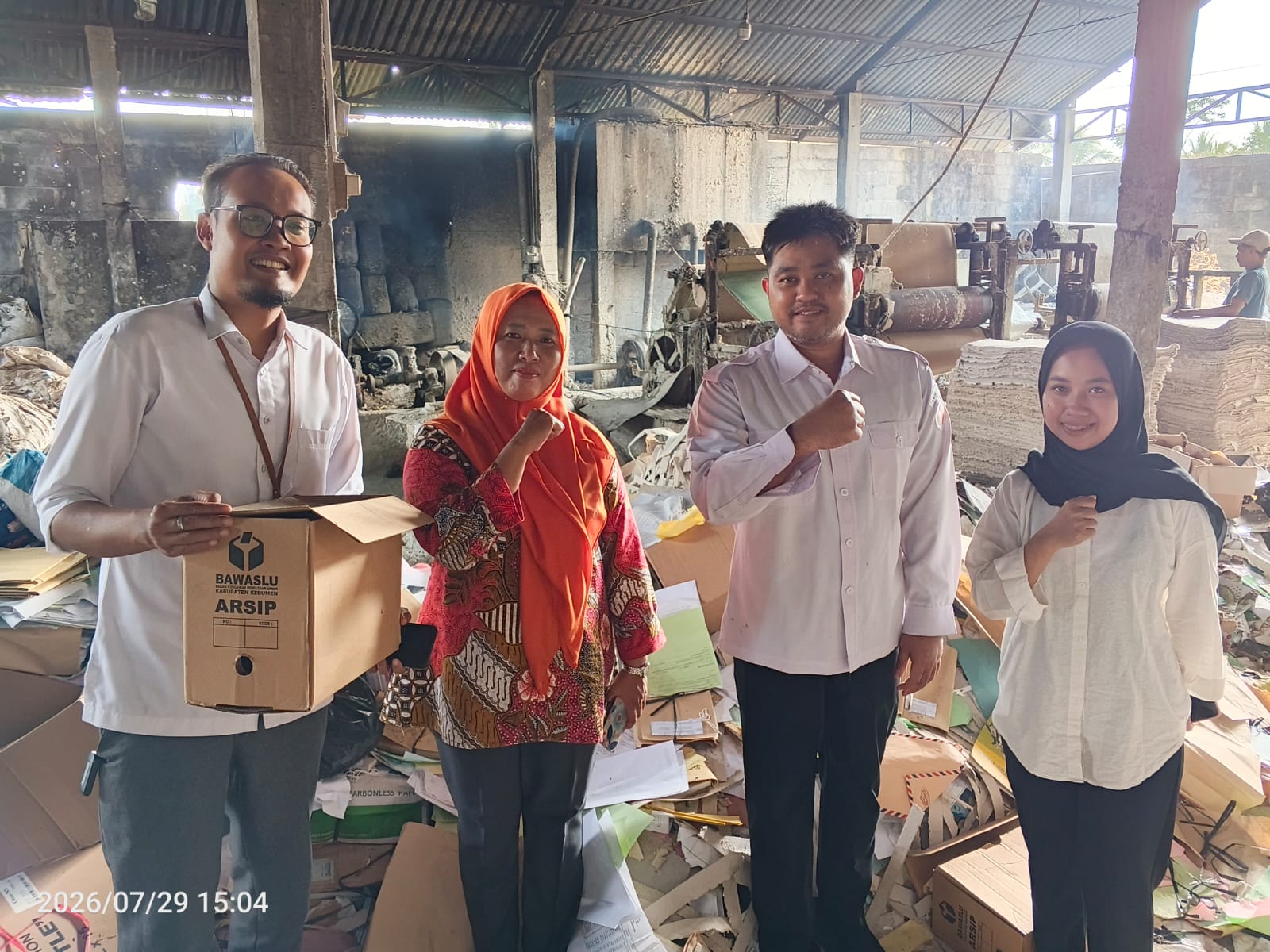 Foto saat pemusnahan arsip di UD Samak Jaya Karton
