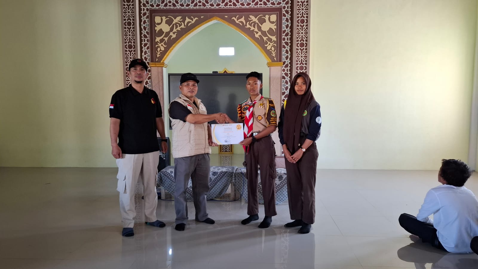 Ketua Bawaslu Kabupaten Kebumen menyerahkan Sertifikat P2P secara langsung kepada Siswa SMK Ma'arif 5 Gombong
