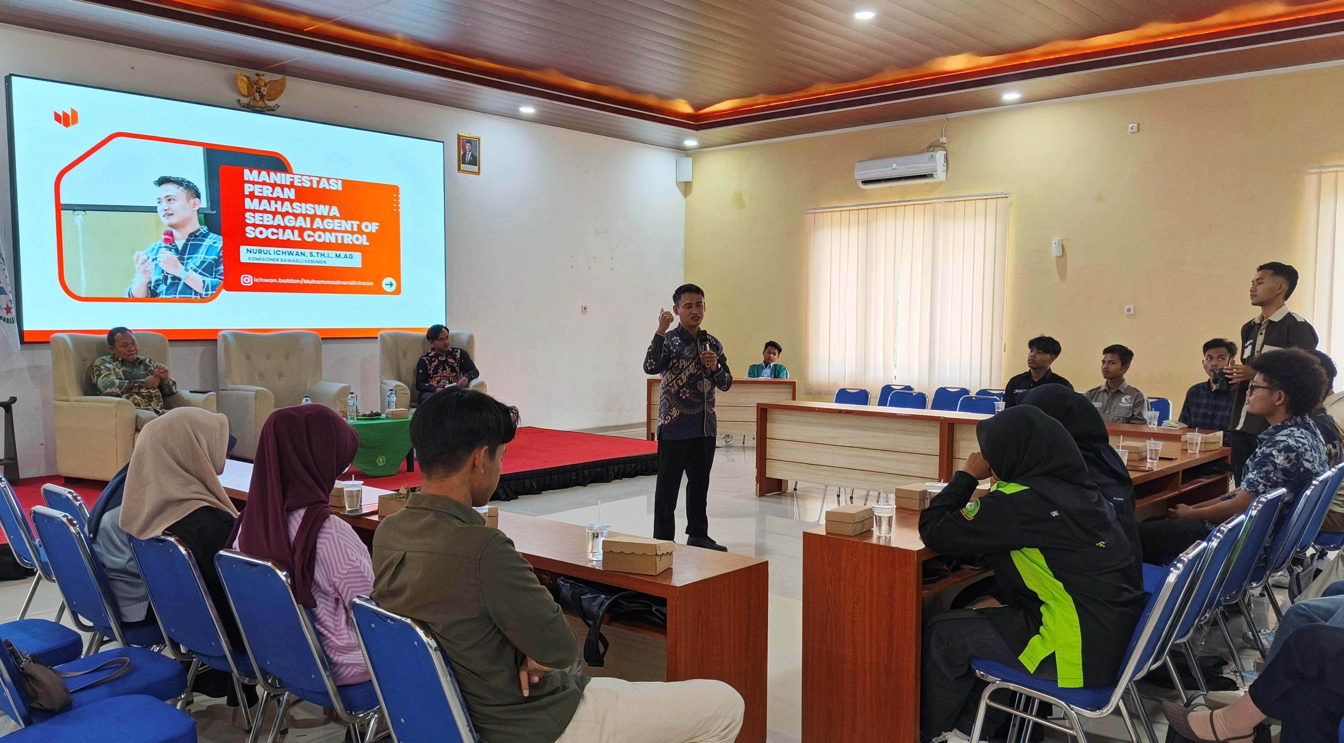 Nurul Ichwan menyampaikan materi dalam Mimbar Dialog UMNU
