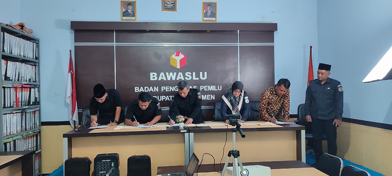 Penandatanganan IKU Bawaslu Kabupaten Kebumen
