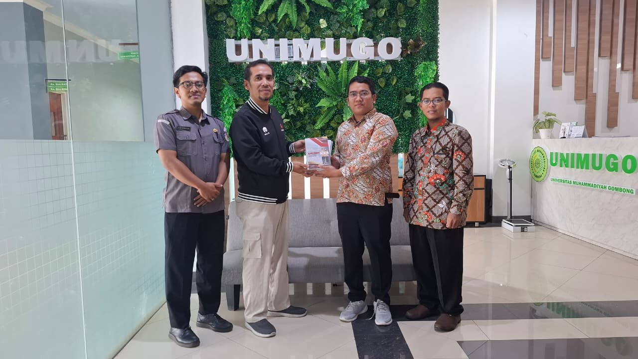 Perkuat Literasi, Bawaslu Kebumen Serahkan Sejumlah Demokrasi Buku Ke Unimugo