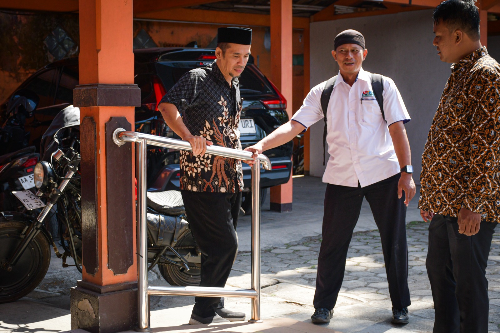 Ketua Sahabat Disabilitas Kebumen Teguh Kuatno Tinjau Fasilitas Aksesibilitas di Bawaslu Kebumen 