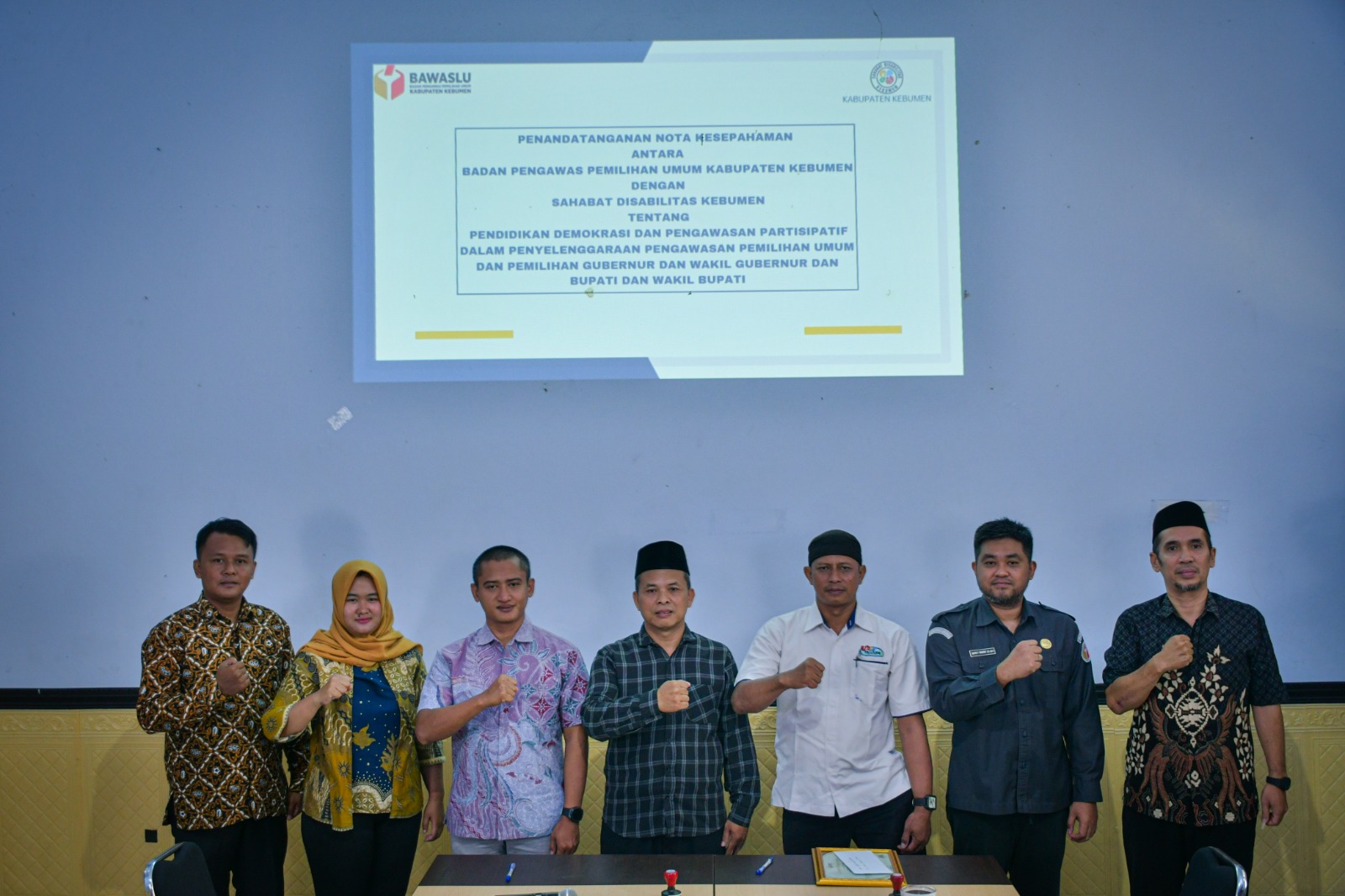 Anggota Bawaslu Kabupaten Kebumen beserta Kepala Sekretariat bersama dengan Sahabat Disabilitas Kebumen
