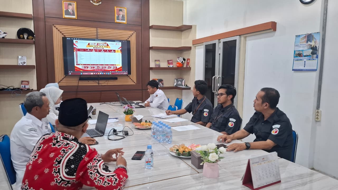 Kordiv P2H Bawaslu Kebumen bersama staff dalam Rapat Singkronisasi PDPB Triwulan 3 Tahun 2026