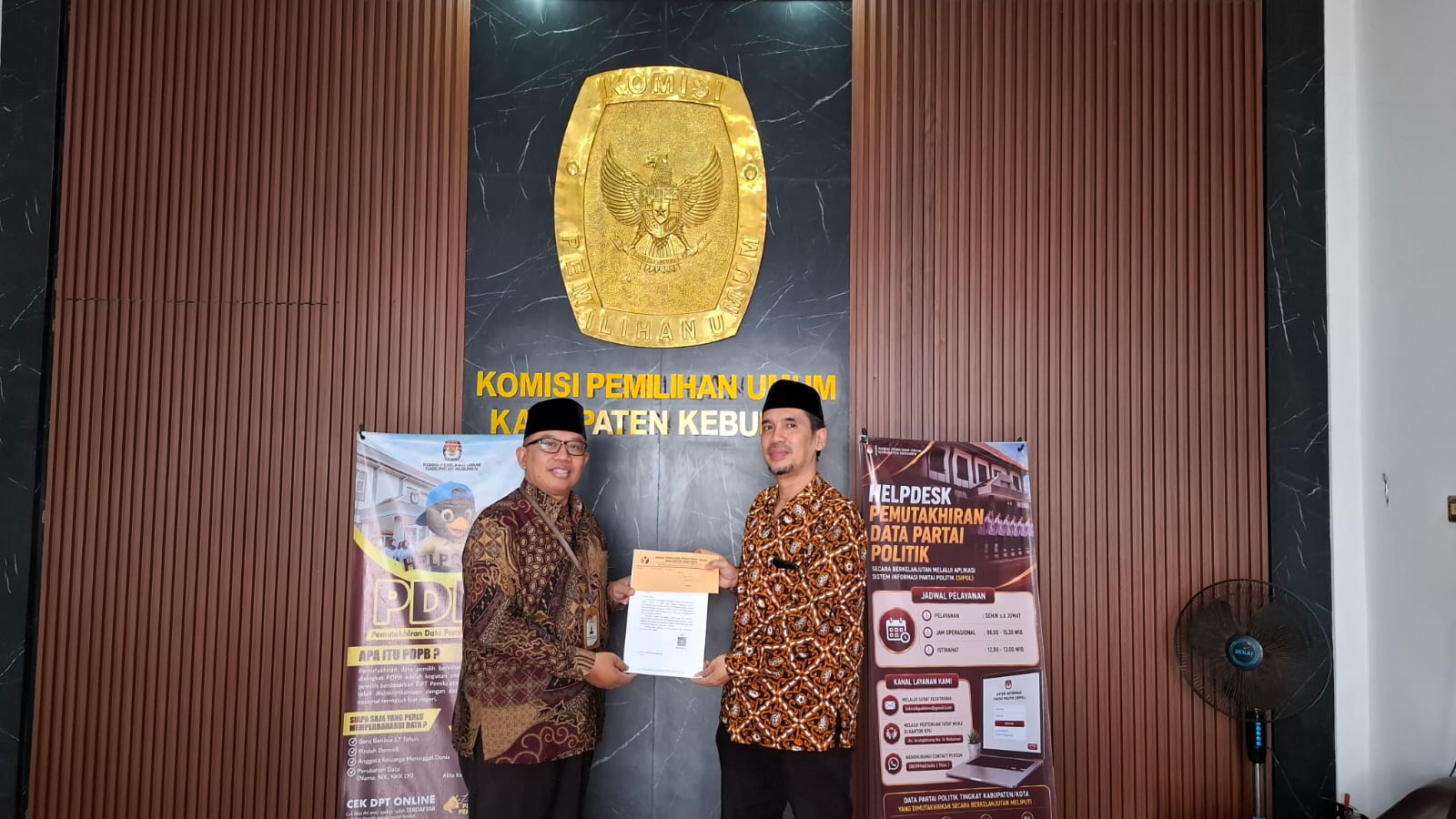 Anggota Bawaslu Kabupaten Kebumen Koordinator Divisi (Kordiv) Pencegahan, Partisipasi Masyarakat, dan Hubungan Masyarakat, Badruzzaman, S.Pd.I., M.I.Pol dan diterima langsung oleh Anggota KPU Kabupaten Kebumen Divisi Perencanaan, Data, dan Informasi, Joko Paripurno, S.Pd.I., M.Pd.I. 