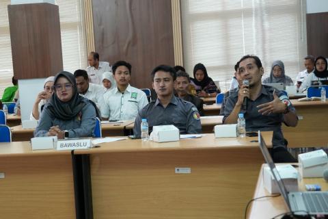 Bawaslu Kabupaten Kebumen Lakukan Pengawasan Rapat Pleno Terbuka PDPB Triwulan IV Tahun 2025 di KPU Kebumen