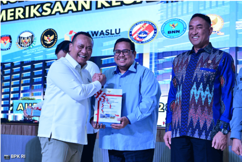 Anggota I BPK Nyoman Adhi Suryadnyana (kiri) bersama Ketua Bawaslu Rahmat Bagja dalam agenda Penyerahan Laporan Hasil Pemeriksaan (LHP) atas Laporan Keuangan Kementerian/Lembaga Tahun 2025 di Auditorium BPK, Selasa (28/7/2026).