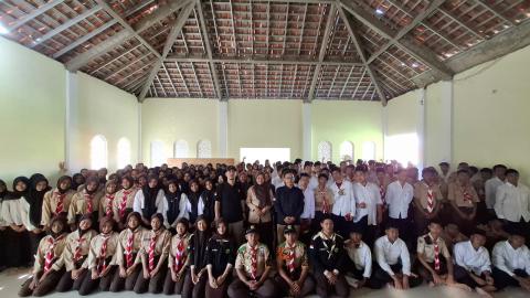 Bawaslu Kabupaten Kebumen melakukan sosialisasi Pengawasan Partisipatif Kepada Pemilih Pemula Siswa SMK Ma'arif 5 Gombong
