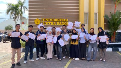 Ekspresi mahasiswa UPB peserta kelas penyelesaian sengketa proses pemilu, setelah menerima sertifikat apresiasi.