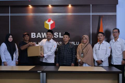 Simbolis serah terima berkas arsip yang akan dimusnahkan