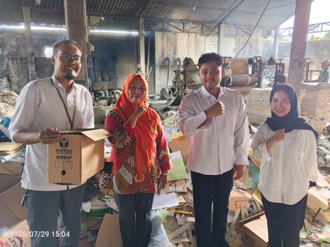 Foto saat pemusnahan arsip di UD Samak Jaya Karton