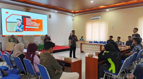 Nurul Ichwan menyampaikan materi dalam Mimbar Dialog UMNU